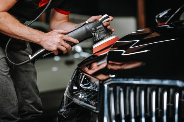 Dual action polisher on a black car